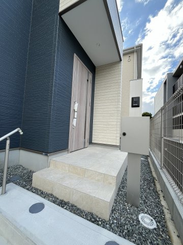 【玄関】 | 福岡市中央区小笹4丁目1期　2号棟（全2棟）【仲介手数料無料・0円】 | 現地写真。