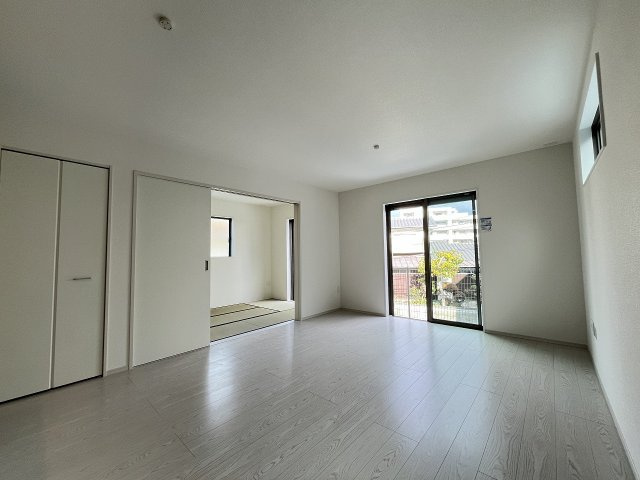 【居間・リビング】 | 福岡市中央区小笹4丁目1期　2号棟（全2棟）【仲介手数料無料・0円】 | 現地写真。