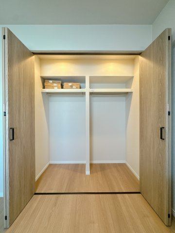【収納】 | コスモテール吉塚☆仲介手数料無料☆ | 大容量のウォークインクローゼット。衣類から季節物までスッキリ整理可能です。