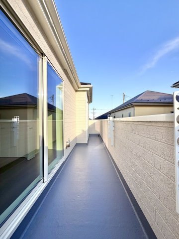 【新築戸建】高崎市石原町1501番のバルコニー|■バルコニー｜お布団がたくさん干せますね♪バルコニーから入る日差しは暖かく、爽快な朝の目覚めを促してくれます♪洗濯物やお布団を干して太陽の香りを吸い込んだお布団で夜はおやすみください。