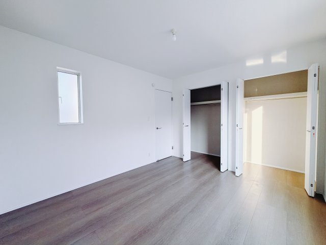 【新築戸建】高崎市石原町1501番の洋室|■2階洋室｜お子様の一人部屋にピッタリな洋室。木のぬくもりを感じるフローリングは、天然木の味わいが時とともに深みを増していきます。また、傷にも強く、フリーワックスでお手入れもラクラクです♪