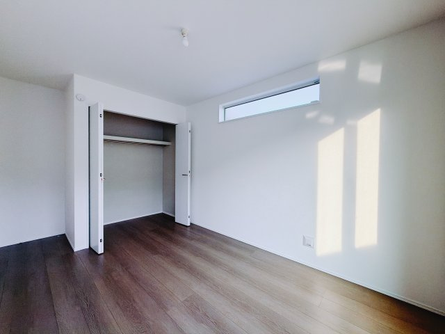 【新築戸建】高崎市石原町1501番の洋室|■2階洋室｜ナチュラルカラーの床です。模様替えなどとても楽しく工夫できます♪陽当たり、風通しもとても良いので毎日快適な生活スタートです！子供部屋にも良いですね♪