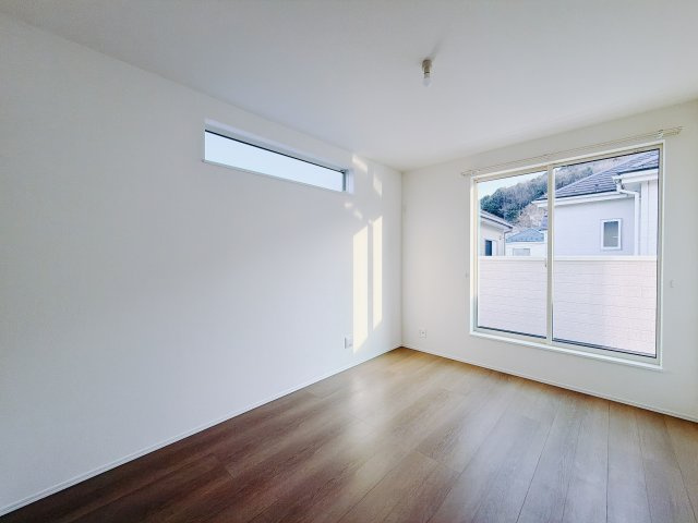 【新築戸建】高崎市石原町1501番の洋室|■2階洋室｜2階洋室には大きな窓をご用意しています。日中はあたたかな日差し差し込み自分時間も充実できますね＾＾