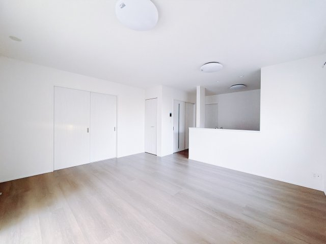 【新築戸建】高崎市石原町1501番の居間・リビング|■リビング｜木製で懐かしさのある家具やアンティーク調の小物に囲まれてレコードを流したり小説を読んだり…そんな心ときめく暮らしをしませんか？