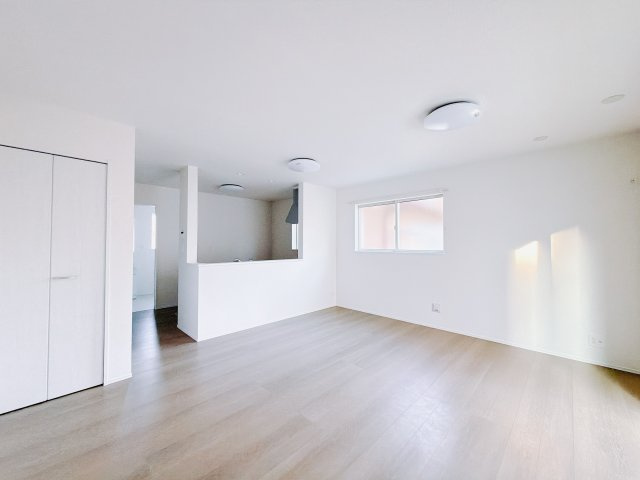 【新築戸建】高崎市石原町1501番の居間・リビング|■リビング｜家族でゆったりくつろげる、居心地の良いリビング♪賃貸と違って、テレビや音楽の音を気にしなくて良いことが嬉しいですね(*＾＾*)
