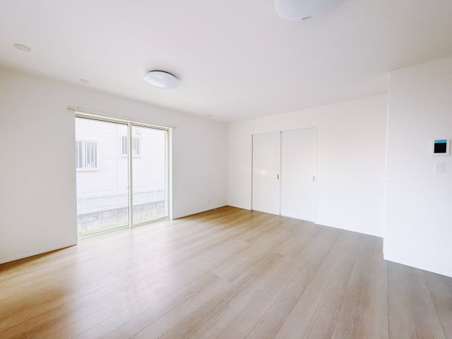 【新築戸建】高崎市石原町1501番の居間・リビング|■リビング｜陽当たり良好のリビングダイニング♪賃貸では叶わなかった、お友達とのホームパーティや大音量で映画やテレビを楽しむことができます(*^^*)