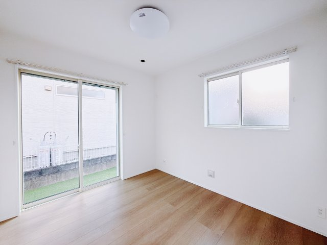 【新築戸建】高崎市石原町1501番の洋室|■1階洋室｜リビング横には洋室をご用意しております♪2面採光でぽかぽか陽光差し込みます☆