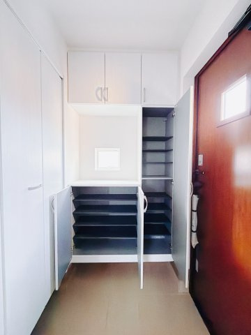 【新築戸建】高崎市石原町1501番の玄関|■玄関｜「玄関から、我が家を心地よく。自然の風や光を感じられる気持ちのいい玄関へ。」永く居心地のいい暮らしを演出する快適性能と安心を両立させたドアを採用しました！
