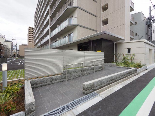 大阪市生野区中川２丁目の賃貸マンションのエントランス