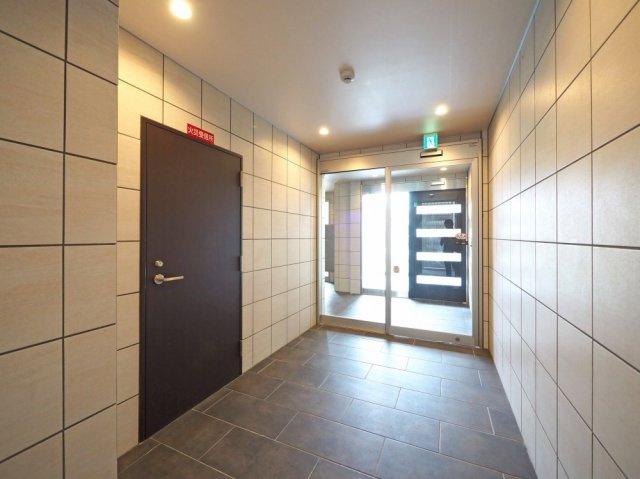 大阪市生野区中川２丁目の賃貸マンションのロビー