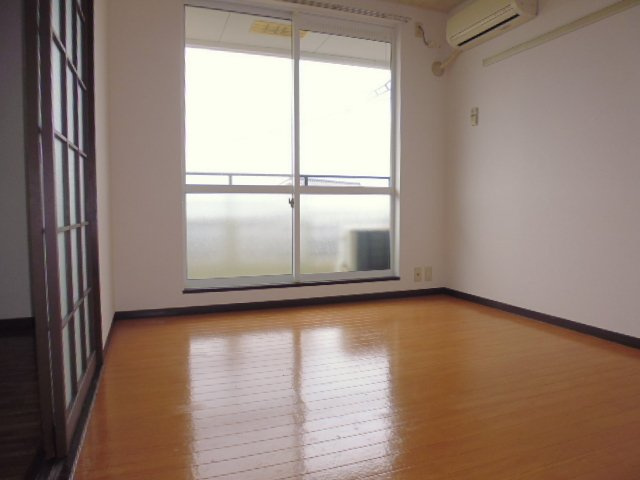 ファミール山岡の洋室