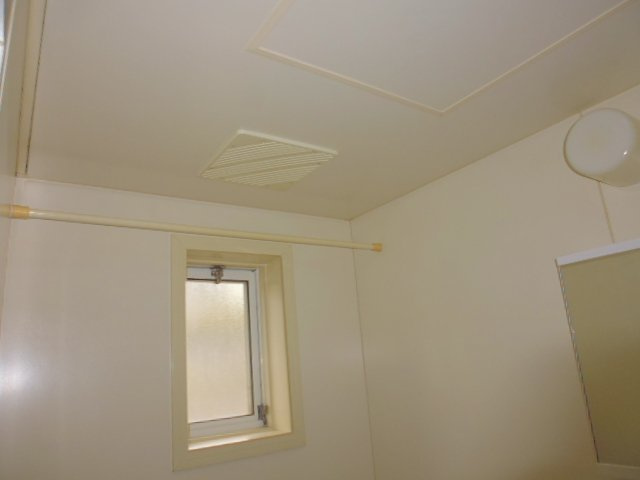 ファミール山岡の浴室|窓