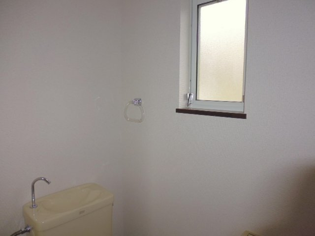 ファミール山岡のトイレ|窓