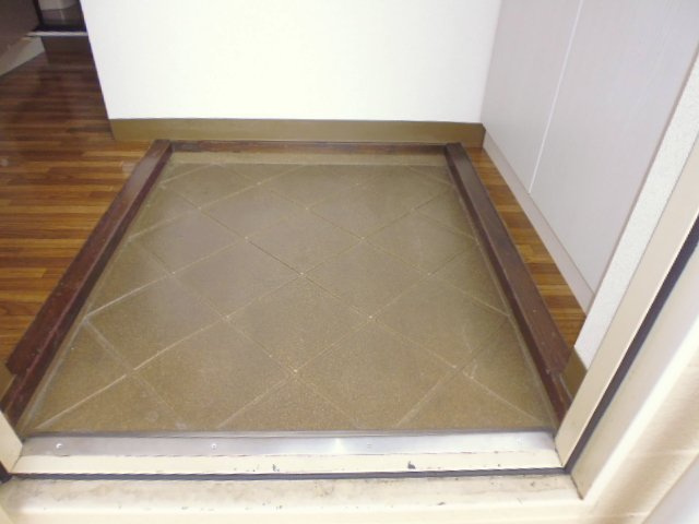 ファミール山岡の玄関