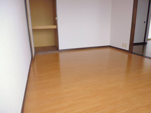 ファミール山岡の居間・リビング|洋室