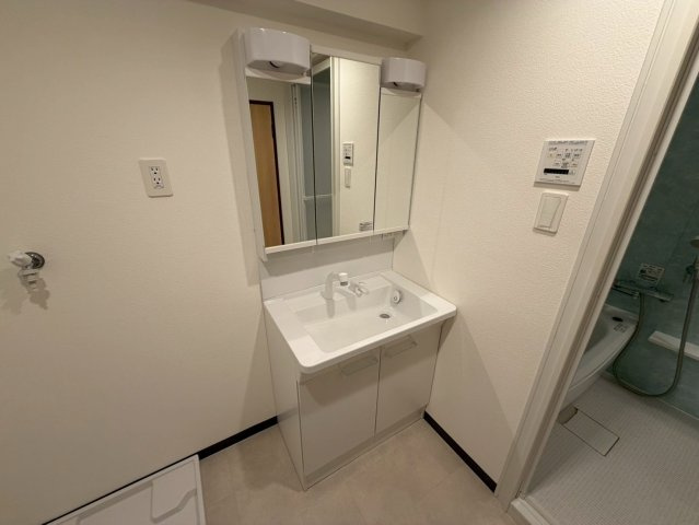 レインボー苗場の独立洗面台|三面鏡付シャンプードレッサー洗面台で朝の忙しい準備も楽々♪