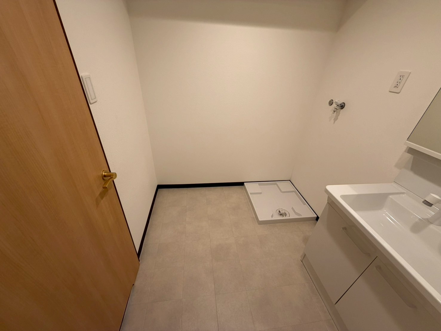 レインボー苗場のランドリースペース|ゆとりのある洗面スペース。朝の身支度もスムーズになります。