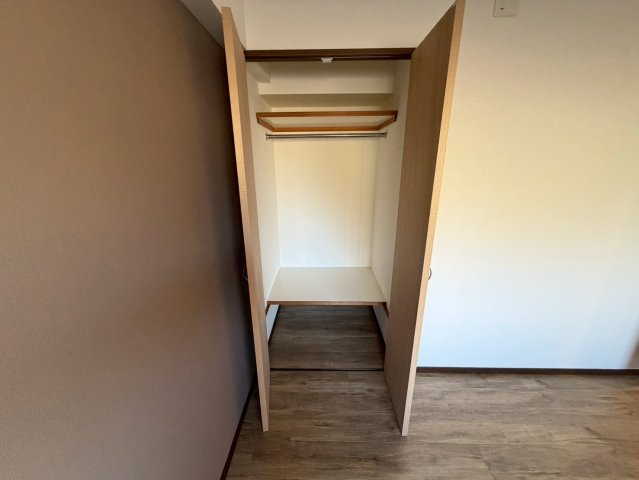 レインボー苗場の収納|クローゼット内は収納棚が備え付けられており、収納がしやすくなっています！