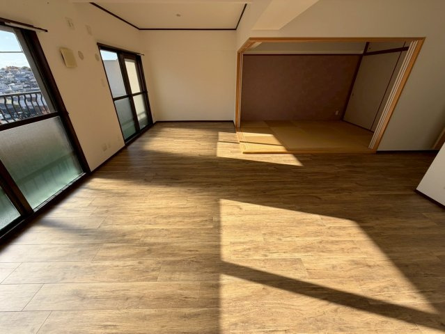 レインボー苗場の居間・リビング|陽射しがたっぷりと注ぐリビング♪ぽかぽかして気持ちのいい空間です！