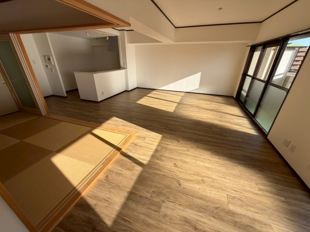 レインボー苗場の居間・リビング|陽当たりが良く、窓の多いリビング空間♪