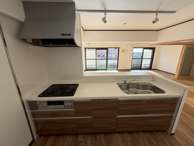 レインボー苗場のキッチン|キッチンからリビングを見渡せる、家族とのコミュニケーションも取りやすい設計。