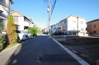 【前面道路含む現地写真】 | 【仲介手数料無料！！】府中市是政1丁目　新築戸建て（全2棟）1号棟　5580万円 | 令和７年11月28日撮影　建築中