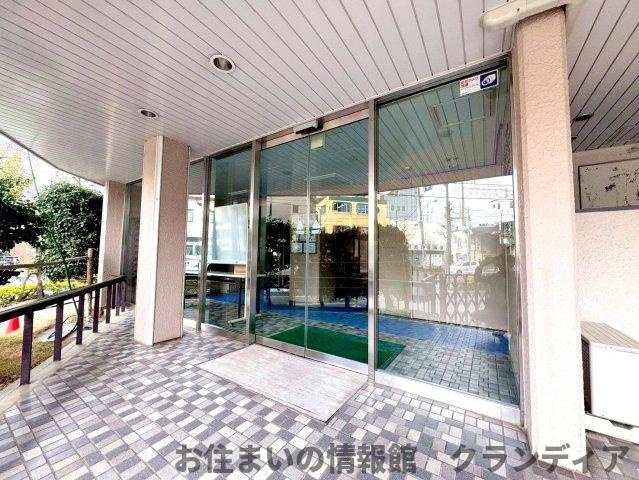 ストークマンション綾瀬のエントランス|ドキドキの新生活も、安心してスタート。ぴったりの住まいを見つけませんか？クランディアが一緒に住まい選びをサポートします‼　まずは、お気軽にお問合せください　＃クランディア