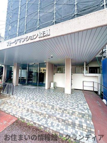 ストークマンション綾瀬のエントランス|ドキドキの新生活も、安心してスタート。ぴったりの住まいを見つけませんか？クランディアが一緒に住まい選びをサポートします‼　まずは、お気軽にお問合せください　＃クランディア