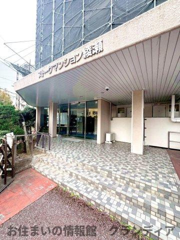 ストークマンション綾瀬のエントランス|ドキドキの新生活も、安心してスタート。ぴったりの住まいを見つけませんか？クランディアが一緒に住まい選びをサポートします‼　まずは、お気軽にお問合せください　＃クランディア