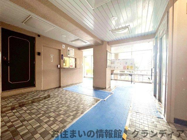 ストークマンション綾瀬のエントランス|ドキドキの新生活も、安心してスタート。ぴったりの住まいを見つけませんか？クランディアが一緒に住まい選びをサポートします‼　まずは、お気軽にお問合せください　＃クランディア