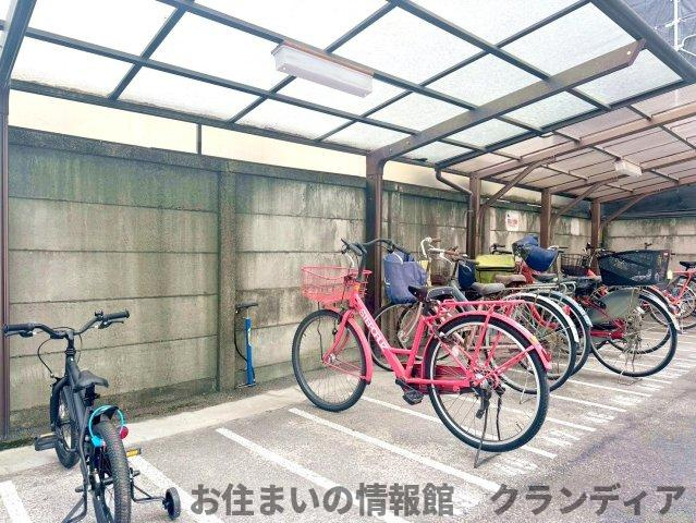 ストークマンション綾瀬の駐輪場|ドキドキの新生活も、安心してスタート。ぴったりの住まいを見つけませんか？クランディアが一緒に住まい選びをサポートします‼　まずは、お気軽にお問合せください　＃クランディア