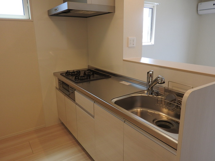 岸和田市八阪町１丁目のハイツのキッチン|コンパクトなキッチンで掃除もラクラク