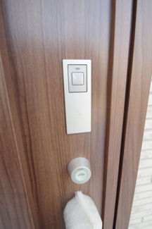 【防犯設備】 | 【仲介手数料無料！！】府中市是政1丁目　新築戸建て（全2棟）2号棟　5390万円 | 玄関扉はカードキー対応