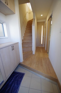 【玄関】 | 【仲介手数料無料！！】府中市是政1丁目　新築戸建て（全2棟）2号棟　5390万円