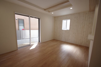 【居間・リビング】 | 【仲介手数料無料！！】府中市是政1丁目　新築戸建て（全2棟）2号棟　5390万円 | LDK15帖