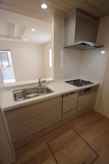 【キッチン】 | 【仲介手数料無料！！】府中市是政1丁目　新築戸建て（全2棟）2号棟　5390万円 | 人造大理石トップ