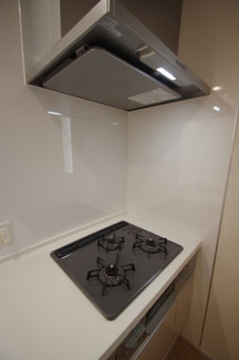 【キッチン】 | 【仲介手数料無料！！】府中市是政1丁目　新築戸建て（全2棟）2号棟　5390万円 | フラット型レンジフード