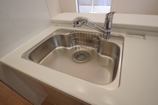 【キッチン】 | 【仲介手数料無料！！】府中市是政1丁目　新築戸建て（全2棟）2号棟　5390万円 | 浄水器付き水栓