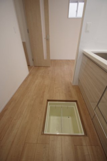 【キッチン】 | 【仲介手数料無料！！】府中市是政1丁目　新築戸建て（全2棟）2号棟　5390万円 | 床下収納