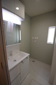 【脱衣所】 | 【仲介手数料無料！！】府中市是政1丁目　新築戸建て（全2棟）2号棟　5390万円 | 洗面所