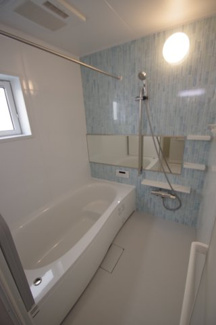 【浴室】 | 【仲介手数料無料！！】府中市是政1丁目　新築戸建て（全2棟）2号棟　5390万円 | 浴室は1坪（2帖）サイズでゆったり