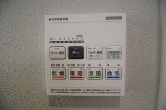 【冷暖房・空調設備】 | 【仲介手数料無料！！】府中市是政1丁目　新築戸建て（全2棟）2号棟　5390万円 | 浴室暖房・乾燥・換気・涼風