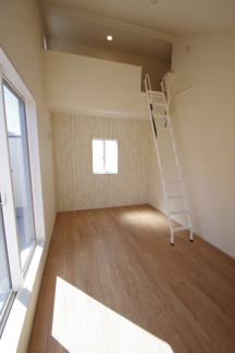 【寝室】 | 【仲介手数料無料！！】府中市是政1丁目　新築戸建て（全2棟）2号棟　5390万円 | 主寝室は7帖でロフトも付いています。