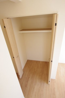 【収納】 | 【仲介手数料無料！！】府中市是政1丁目　新築戸建て（全2棟）2号棟　5390万円 | 主寝室のクローゼット
