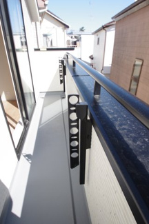 【バルコニー】 | 【仲介手数料無料！！】府中市是政1丁目　新築戸建て（全2棟）2号棟　5390万円 | 物干しは高さを調節できます。