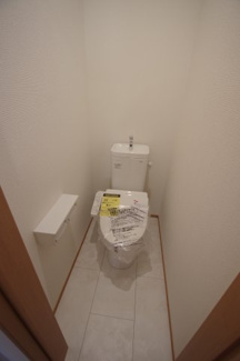 【トイレ】 | 【仲介手数料無料！！】府中市日新町5丁目　新築戸建て（全3棟）2号棟　4990万円