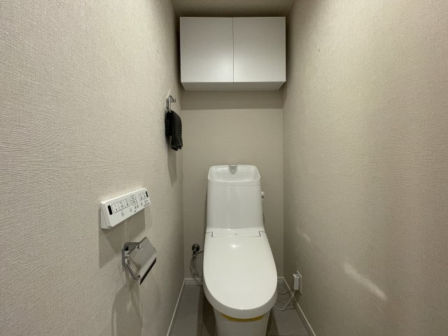 このマンション知っている人は、４階だからこそ意味があると分かる。そんな【NICシルクハイム三ッ沢桜台A棟】リノベーションのトイレ