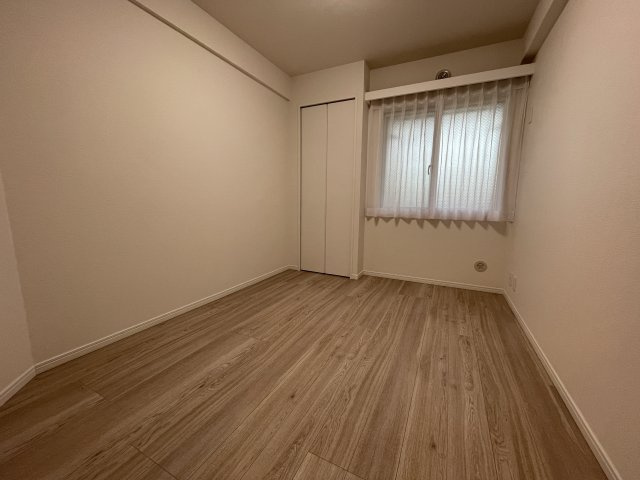 このマンション知っている人は、４階だからこそ意味があると分かる。そんな【NICシルクハイム三ッ沢桜台A棟】リノベーションの洋室