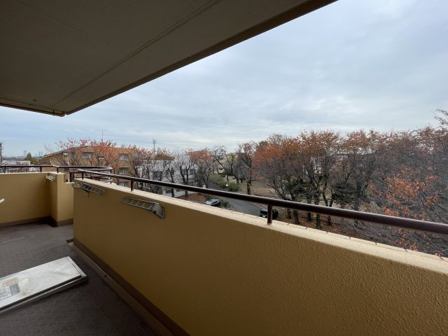 このマンション知っている人は、４階だからこそ意味があると分かる。そんな【NICシルクハイム三ッ沢桜台A棟】リノベーションのバルコニー