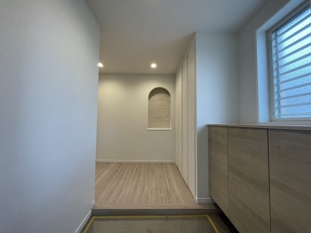 このマンション知っている人は、４階だからこそ意味があると分かる。そんな【NICシルクハイム三ッ沢桜台A棟】リノベーションの玄関